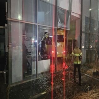 [부산=뉴시스] 9일 오후 부산 남구의 한 도로에서 버스가 인도를 넘어 건물 외벽을 돌진하는 사고가 발생, 1명이 다쳤다. (사진=부산 남부경찰서 제공) 2026.03.10. photo@newsis.com *재판매 및 DB 금지