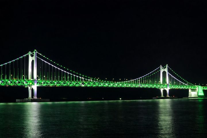 [부산=뉴시스] 광안대교 녹색 점등 전경. (사진=부산시설공단 제공) 2026.03.10. photo@newsis.com *재판매 및 DB 금지