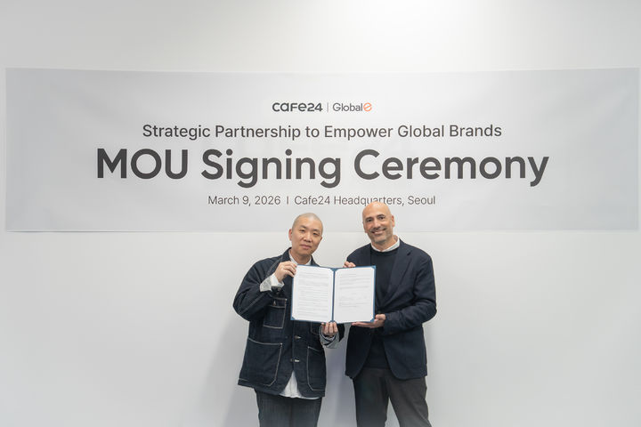 [서울=뉴시스] 곽형석 커머스플랫폼팀 총괄팀장(왼쪽)과 란 알모그 글로벌-e 코리아 지사장이 9일 카페24 본사에서 진행된 MOU 체결 행사에 참석해 기념 촬영을 진행하는 모습. (사진=카페24 제공) 2026.03.10. photo@newsis.com *재판매 및 DB 금지