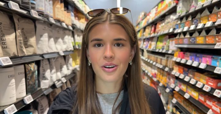 [뉴시스] 도널드 트럼프 미국 대통령의 손녀 카이 트럼프(18)가 로스앤젤레스(LA)의 초고가 마트를 방문해 고가의 제품 쇼핑을 즐기는 모습이 포착됐다. (사진=유튜브) *재판매 및 DB 금지