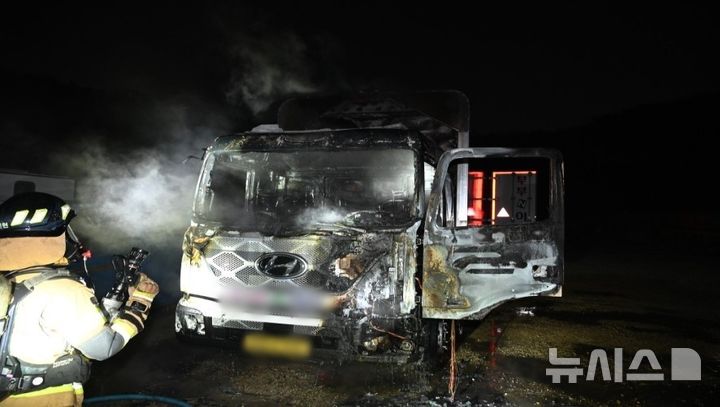 [대구=뉴시스] 10일 0시49분께 대구 서구 상리동 한 영업용 차량 보관 차고지에서 5.5t 이사용 화물차가 방화로 인해 절반가량 탔다. (사진=대구서부소방서 제공) 2026.03.10. photo@newsis.com