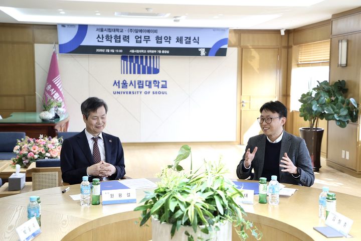 [서울=뉴시스] 원용걸(왼쪽) 서울시립대 총장과 김회대 알에이에이피 대표이사가 업무협약식에서 대화를 나누고 있다. (사진=서울시립대 제공) 2026.03.10. photo@newsis.com *재판매 및 DB 금지