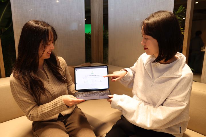 [서울=뉴시스] GS건설 직원들이 AI LAB을 활용하는 모습. (사진=GS건설 제공) 2026.03.10. photo@newsis.com *재판매 및 DB 금지