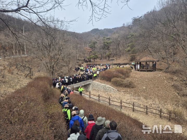 [용인=뉴시스]친환경 트레킹 관광 프로그램 참가자들(사진=여주세종문화관광재단 제공)2026.03.10.photo@newsis.com