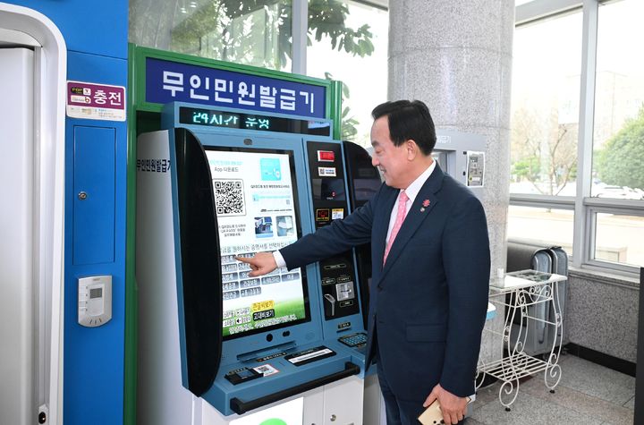 [울산=뉴시스] 박천동 울산 북구청장이 구청 1층 민원실에 설치된 장애인 편의 기능 탑재 무인민원발급기를 사용하고 있다. (사진=북구 제공) 2026.03.10. photo@newsis.com *재판매 및 DB 금지