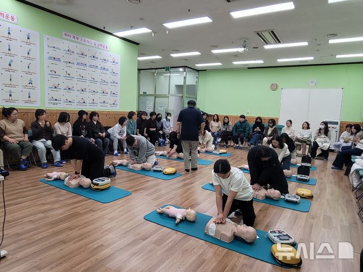 [안양=뉴시스] 경기 안양 동안구보건소가 12월까지 '찾아가는 심폐소생술 교육'을 진행한다. (사진=안양시 제공) 2026.03.10. photo@newsis.com