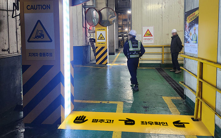 [세종=뉴시스] '산업단지 안전서비스디자인'이 적용된 제조 현장. 지게차 충돌 예방 LED 시스템과 안전 바닥 디자인을 통해 사고 위험을 낮추고 있다. (사진=한국산업단지공단 제공) 2026.03.10. photo@newsis.com&nbsp; *재판매 및 DB 금지