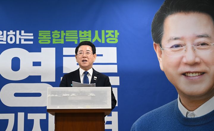 [광주=뉴시스] 이현행 기자 = 김영록 전남광주통합특별시장 예비후보가 10일 광주시의회에서 기자회견을 열고 전남광주통합특별시 초대시장 선거 출마를 공식 선언하고 있다. 2026.03.10. lhh@newsis.com *재판매 및 DB 금지