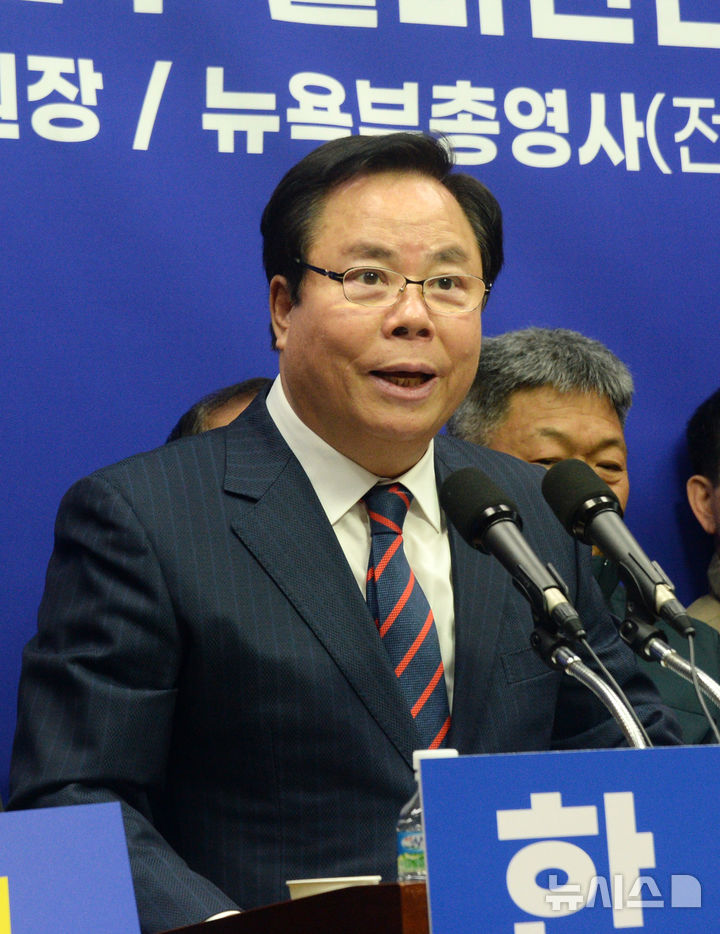 [전주=뉴시스] 김얼 기자 = 한병락 더불어민주당 전북특별자치도당 부위원장이 10일 전북 전주시 전북특별자치의회 기자회견장에서 임실군수 출마 선언 기자회견을 열고 회견문을 낭독하고 있다. 2026.02.10. pmkeul@newsis.com