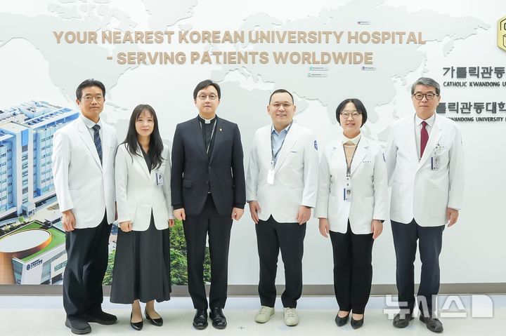 [인천=뉴시스] 고동현 병원장(왼쪽 세번째부터), 누르케예프 전문의, 이재임 교수 등이 '화이트가운 세리머니'를 마치고 기념 촬영하고 있다. (사진=국제성모병원 제공) 2026.03.10. photo@newsis.com