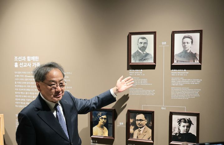 [고성=뉴시스] 9일 한국교회총연합 '근대문화유산 탐방' 중 셔우드홀문화센터에서 설명하는 한국교회총연합 대표회장 김정석 감리교 감독 (사진=한국교회총연합 제공) 2025.03.11. photo@newsis.com *재판매 및 DB 금지