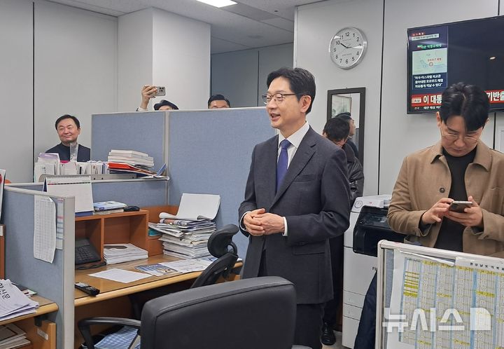 [창원=뉴시스]홍정명기자=김경수 더불어민주당 경남도지사 후보가 10일 오전 도청 중앙지기자실을 방문해 인사하고 있다.2026.03.10. hjm@newsis.com