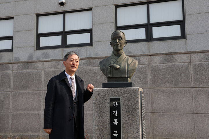 [강릉=뉴시스] 10일 한국교회총연합 '근대문화유산 탐방' 중 강릉중앙교회에 있는 안경록 목사 동상 2025.03.11ohoto@newsis.com *재판매 및 DB 금지