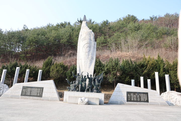 [양양=뉴시스] 10일 한국교회총연합 '근대문화유산 탐방' 중 3·1만세운동기념비 2025.03.11pohoto@newsis.com *재판매 및 DB 금지