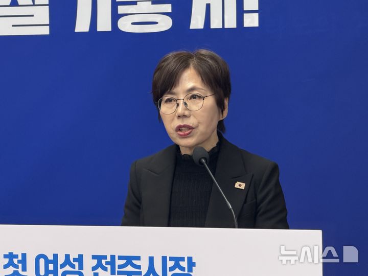 [전주=뉴시스] 윤난슬 기자 = 더불어민주당 국주영은 전주시장 예비후보는 10일 전주시청 기자실에서 기자회견을 열고 이재명 정부의 전북 타운홀 미팅 의제를 전주시 정책으로 연결하는 '전주 10대 실행 공약'을 발표했다. 2026.03.10. yns4656@newsis.com