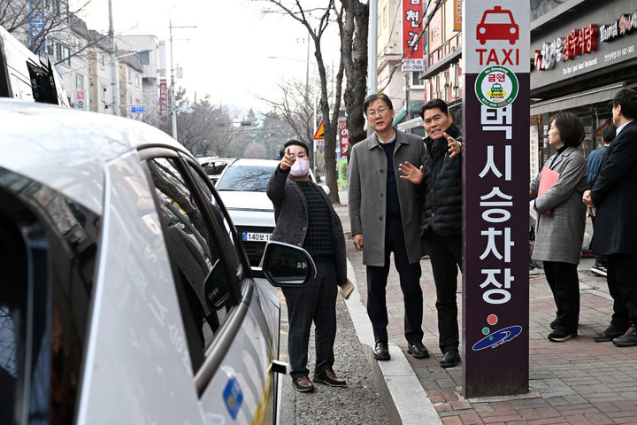 [안산=뉴시스] 이민근 경기 안산시장(왼쪽 두번째)이 9일 택시운수종사자들과 민원 현장을 방문해 애로사항을 듣고 있다. (사진=안산시 제공) 2026.03.10. photo@newsis.com *재판매 및 DB 금지