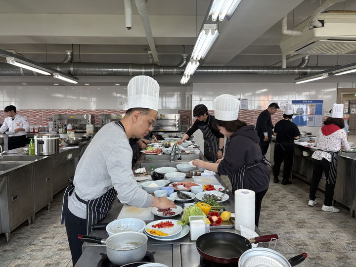 [안산=뉴시스] 지난해 한호전에서 진행된 제30기 외식사업아카데미 교육과정. (사진=안산시 제공) 2026.03.10. photo@newsis.com *재판매 및 DB 금지