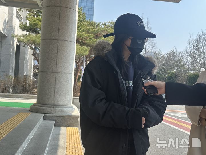 [대전=뉴시스] 김도현 기자 = 10일 오후 먹방 유튜버 쯔양(본명 박정원)이 무고 혐의 피고소인 신분으로 조사를 받기 위해 대전 서구 둔산동 둔산경찰서에 출석하던 중 취재진 질문에 대답하고 있다. 2026.03.10. kdh1917@newsis.com