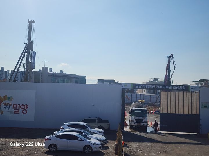 [밀양=뉴시스] 안지율 기자 = 밀양시 무형유산 전수교육관 조성공사의 소음과 작업시간 준수 의무를 무시한 채 항타기 공사를 강행하고 있다. 2026.03.10. alk9935@newsis.com *재판매 및 DB 금지