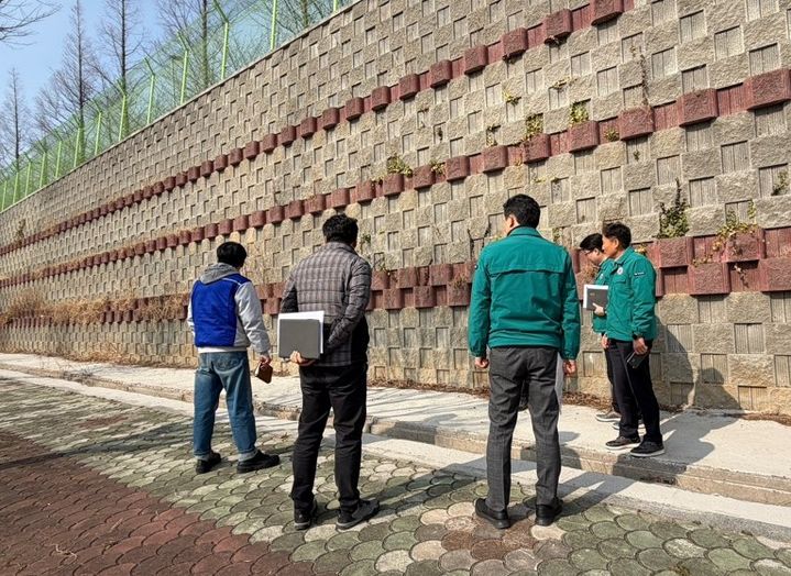 [창녕=뉴시스] 점검반이 관내 주요 옹벽 시설을 점검하고 있다. (사진=창녕군 제공) 2026.03.10. photo@newsis.com *재판매 및 DB 금지