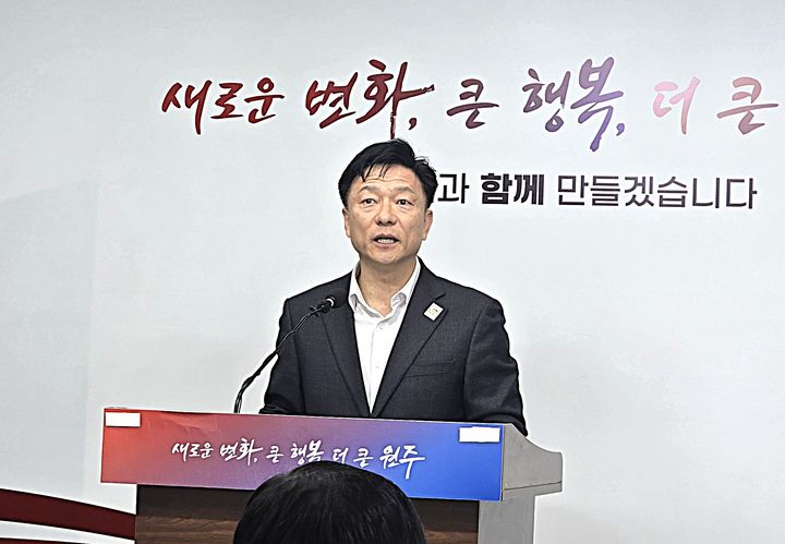 [원주=뉴시스] 이덕화 기자 = 10일 강지원 원주시 행정국장이 기자회견을 열고 단계동 주민자치위원회 정상화를 위한 원주시 입장을 설명하고 있다. 2026.03.10. wonder8768@newsis.com *재판매 및 DB 금지