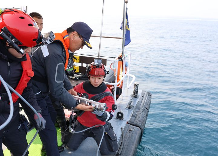 [강릉=뉴시스] 10일 강릉해양경찰서가 해양안전 특별관리기간을 맞이해 강릉구조대에서 적극적인 안전관리를 위해 현장점검을 실시하고 있다.(사진=강릉해경 제공)photo@newsis.com *재판매 및 DB 금지