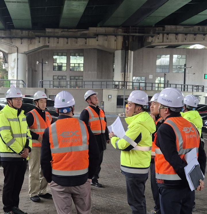[하남=뉴시스] 고속도로 교량 하부 안전점검. (사진=한국도로공사 서울경기본부 제공) 2026.03.10. photo@newsis.com *재판매 및 DB 금지