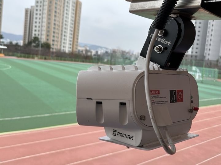 KT스카이라이프는 10일 용인특례시체육회와 포착 도입을 위한 업무협약(MOU)을 체결했다. 사진은 용인특례시 수지체육공원에 AI카메라가 설치되어 있는 모습. (사진=KT스카이라이프 제공) *재판매 및 DB 금지
