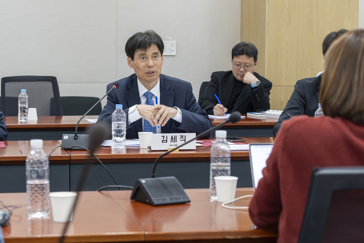 [세종=뉴시스] 김세직 한국개발연구원(KDI) 원장은 10일 "경기 부양만을 목적으로 한 재정정책은 최대한 조심해야 한다"고 말했다. 다만 취약계층과 소상공인 등을 위한 재정 지원은 타당하다고 밝혔다. (사진 = KDI 제공) 2026.03.10.&nbsp; *재판매 및 DB 금지