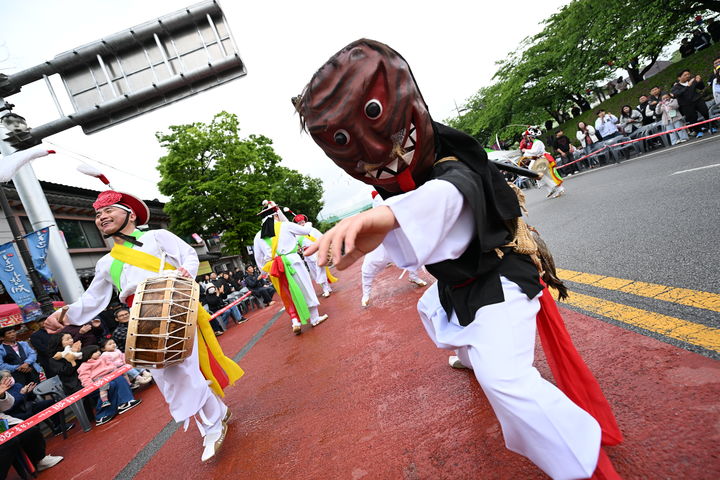 [남원=뉴시스] 지난해 제95회 춘향제 대동길놀이 '춘향카니발' 퍼레이드 중 참가팀의 공연이 펼쳐지고 있다. *재판매 및 DB 금지