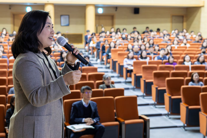 [세종=뉴시스] 시교육청에서 열린 '청렴 교육'에서 구연희 교육감 권한대행이 강의를 하고 있다.(사진=세종시교육청). 2026.03.10. photo@newsis.com. *재판매 및 DB 금지
