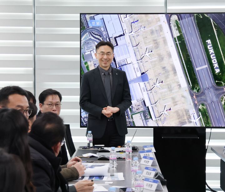 [대전=뉴시스] 쎄트렉아이 김이을 대표이사가 10일 대전 본사서 초고해상도 상용 지구관측위성 SpaceEye-T(스페이스아이-티) 발사 1주년을 맞아 기자간담회를 갖고 있다. photo@newsis.com *재판매 및 DB 금지