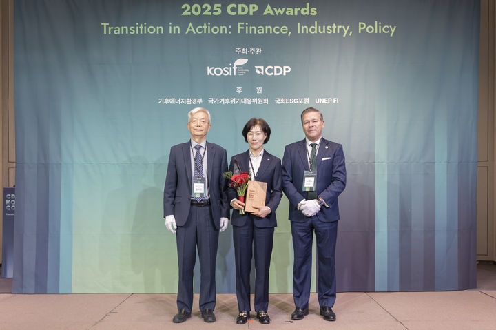 [세종=뉴시스한국수자원공사(K-water)가 10일 앰배서더 서울 풀만 호텔에서 열린 '2026 CDP 코리아 콘퍼런스'에서 물안보(Water Security) 분야 특별상(공로상)을 수상했다.(사진=한국수자원공사 제공) *재판매 및 DB 금지