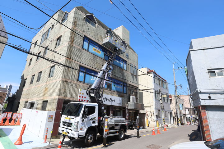 [대구=뉴시스] 대구 중구는 폐업이나 이전 등으로 장기간 방치된 주인 없는 간판을 대상으로 6월 말까지 무상 철거 사업을 추진한다. (사진=대구 중구 제공) 2026.03.10. photo@newsis.com *재판매 및 DB 금지