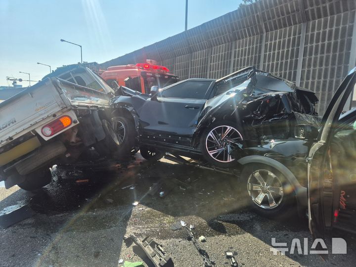 [인천=뉴시스] 10일 오후 인천 서구 가정동 인천대로 서인천IC 인근에서 차량 7대가 추돌하는 사고가 발생했다. (사진=독자 제공) 2026.03.10. photo@newsis.com