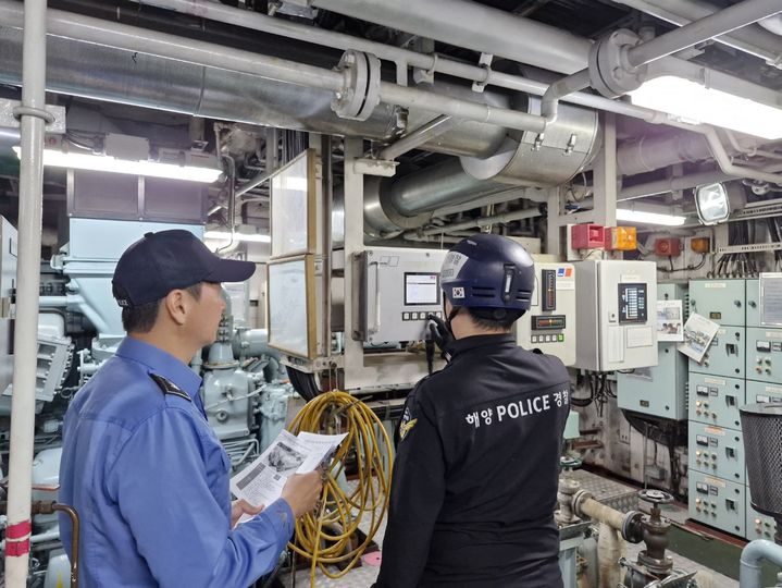 [속초=뉴시스] 속초해양경찰서가 10일부터 27일까지 해빙기를 맞이해 경비함정 12척, 파출소 3개소 등 현장 부서의 장비와 시설물에 대한 집중 점검을 실시하고 있다.(사진=속초해경 제공)2026.3.9.photo@newsis.com *재판매 및 DB 금지