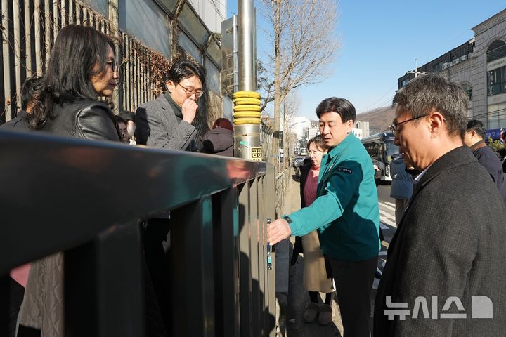 [경기광주=뉴시스] 경기 광주시가 삼동 광남초교에 통학버스 전용 승하차 구역을 신설한다. 방세환 광주시장과 관계자들이 지난달 26일 현장점검을 실시하고 있는 모습. (사진=광주시 제공) 2026.03.10. photo@newsis.com