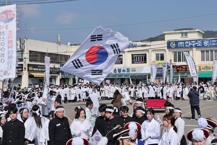 [당진=뉴시스] 충남 당진시민들이 10일 면천면 일원에서 '면천공립보통학교 3·10학생독립만세운동 기념 재현행사'를 갖고 있다. (사진=당진시 제공) 2026.03.10. photo@newsis.com *재판매 및 DB 금지