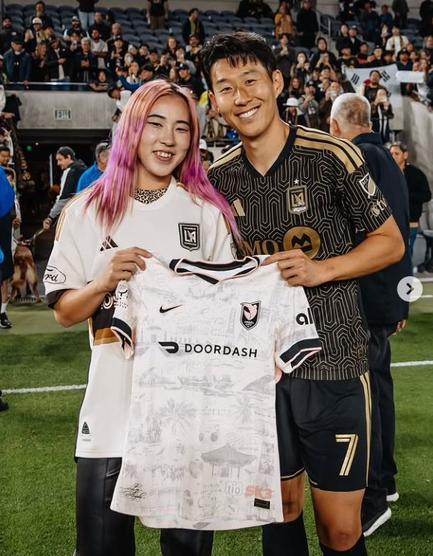 [뉴시스] 미국 메이저리그사커(MLS) 무대를 평정 중인 LA FC의 '캡틴' 손흥민과 일본 여자 축구 간판스타의 깜짝 만남이 일본 현지에서 뜨거운 화제를 모으고 있다. (사진=인스타그램) *재판매 및 DB 금지