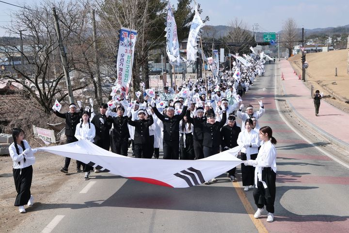 [당진=뉴시스] 충남 당진시민들이 10일 면천면 일원에서 '면천공립보통학교 3·10학생독립만세운동 기념 재현행사'를 갖고 있다. (사진=당진시 제공) 2026.03.10. photo@newsis.com *재판매 및 DB 금지