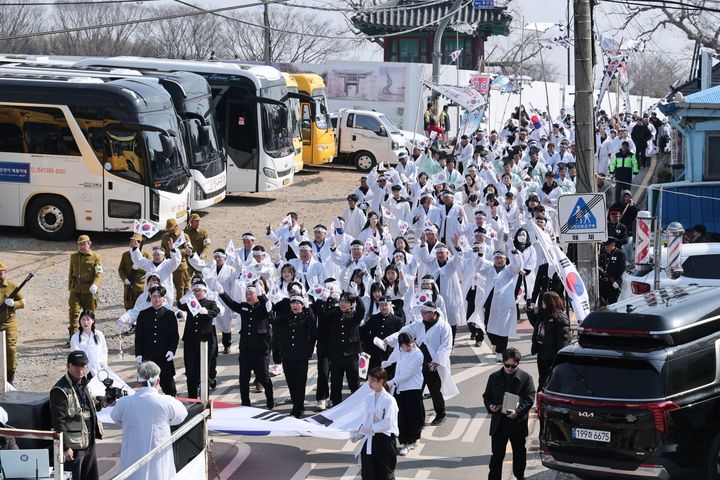 [당진=뉴시스] 충남 당진시민들이 10일 면천면 일원에서 '면천공립보통학교 3·10학생독립만세운동 기념 재현행사'를 갖고 있다. (사진=당진시 제공) 2026.03.10. photo@newsis.com *재판매 및 DB 금지