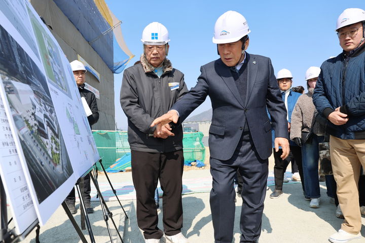 [양산=뉴시스] 나동연 시장이 사송복합커뮤니티 공사 현장을 방문해 진행 상황과 시설 현황을 점검하고 있다. (사진=양산시 제공) 2026.03.10. photo@newsis.com *재판매 및 DB 금지