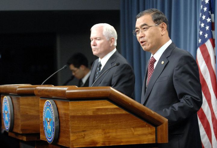 [서울=뉴시스] 2008년 10월 17일, 미 워싱턴 국방부에서 이상희 국방부장관과 로버트 게이츠 미 국방장관이 제40차 한미안보협의회(SCM)를 마친 뒤, 기자회견을 하고 있다. (사진=합동참모본부 제공) 2026.03.10. photo@newsis.com *재판매 및 DB 금지