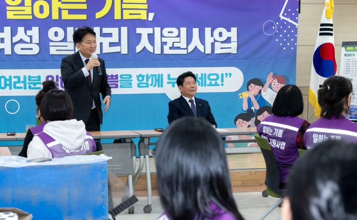 김영환 충북지사가 10일 북부출장소에서 지역 여성들과 대화하고 있다.(사진=제천시 제공) *재판매 및 DB 금지