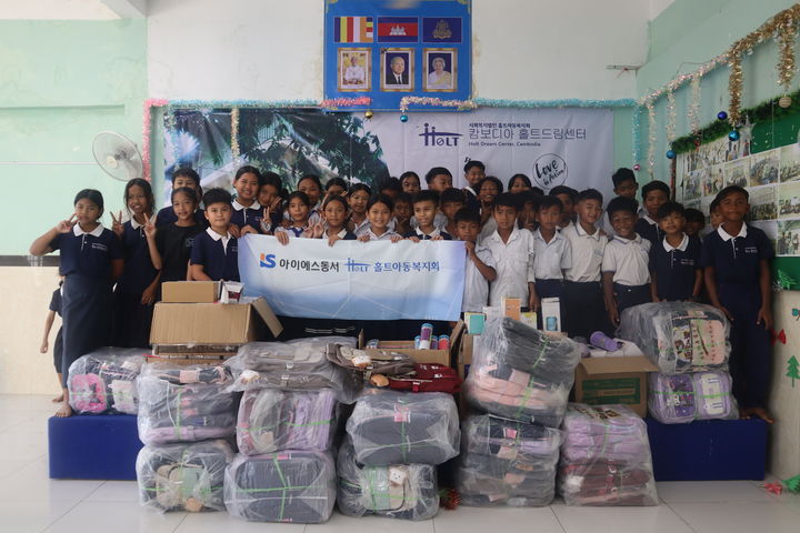 [서울=뉴시스] 아이에스동서 캄보디아 아룬보테이 고등학교 리모델링 및 학습 용품 지원 후 기념사진 촬영. (출처=아이에스동서) 2026.03.10. photo@newsis.com *재판매 및 DB 금지