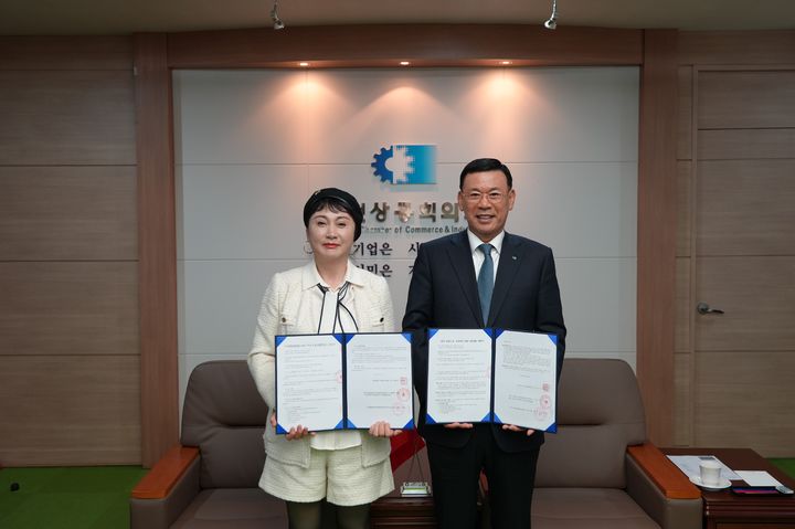 [인천=뉴시스] 박주봉(오른쪽) 인천상공회의소 회장과 이영 중국 선양 한중국제경제무역산업원 이사장이 계약 체결 후 기념촬영을 하고 있다. (사진=인천상의 제공) 2026.03.10. photo@newsis.com *재판매 및 DB 금지