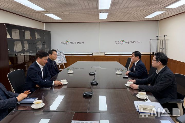 [세종=뉴시스]한국남동발전은 지난 6일 서울에너지공사 본사에서 양사 경영진이 참석한 가운데 사업 추진 협의회를 열고 향후 건설 사업의 방향과 상호 협력 방안을 확정했다.(사진=남동발전 제공)