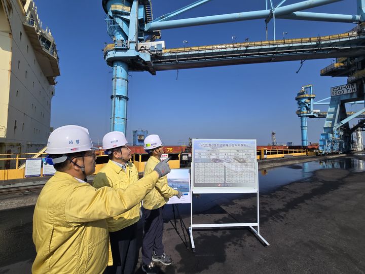 [울산=뉴시스] 권명호 한국동서발전 사장이 당진발전본부 현장 및 제어실을 방문해 연료수급 상황과 발전설비 운영 현황을 점검하고 있다. (사진=한국동서발전 제공) 2026.03.10. photo@newsis.com *재판매 및 DB 금지