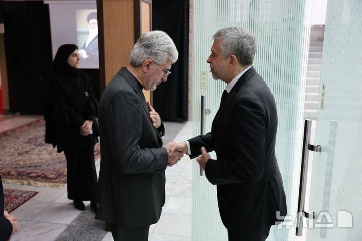 [서울=뉴시스]게오르기 지노비예프 주(駐)한국 러시아대사가 10일 서울 용산구 주한 이란대사관을 찾아 아야톨라 알리 하메네이 전 최고지도자 사망에 조의를 표하고 사이드 쿠제치 주한 이란대사를 위로하고 있다. (사진=주한 러시아대사관 페이스북) 2026.03.10.