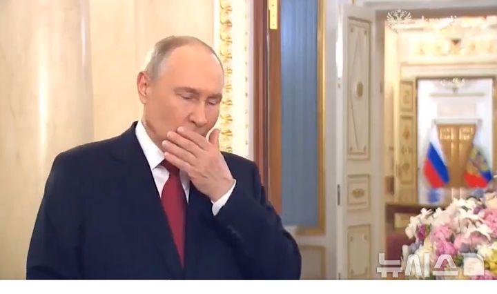 [서울=뉴시스] 블라디미르 푸틴 러시아 대통령이 지난 7일(현지 시간) 크렘린궁에서 '세계 여성의 날' 축하 영상 메시지를 촬영하던 중 약 30초 동안 기침하며 녹화를 중단한 미편집본 영상이 공개된 뒤 삭제되는 소동이 벌어졌다. 사진은 모스크바타임스 엑스(X)에 게시된 영상을 갈무리한 것. 2026.03.10. 